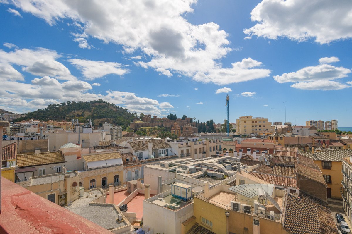 2 Bed Middle Floor Apartment in Centro Histórico