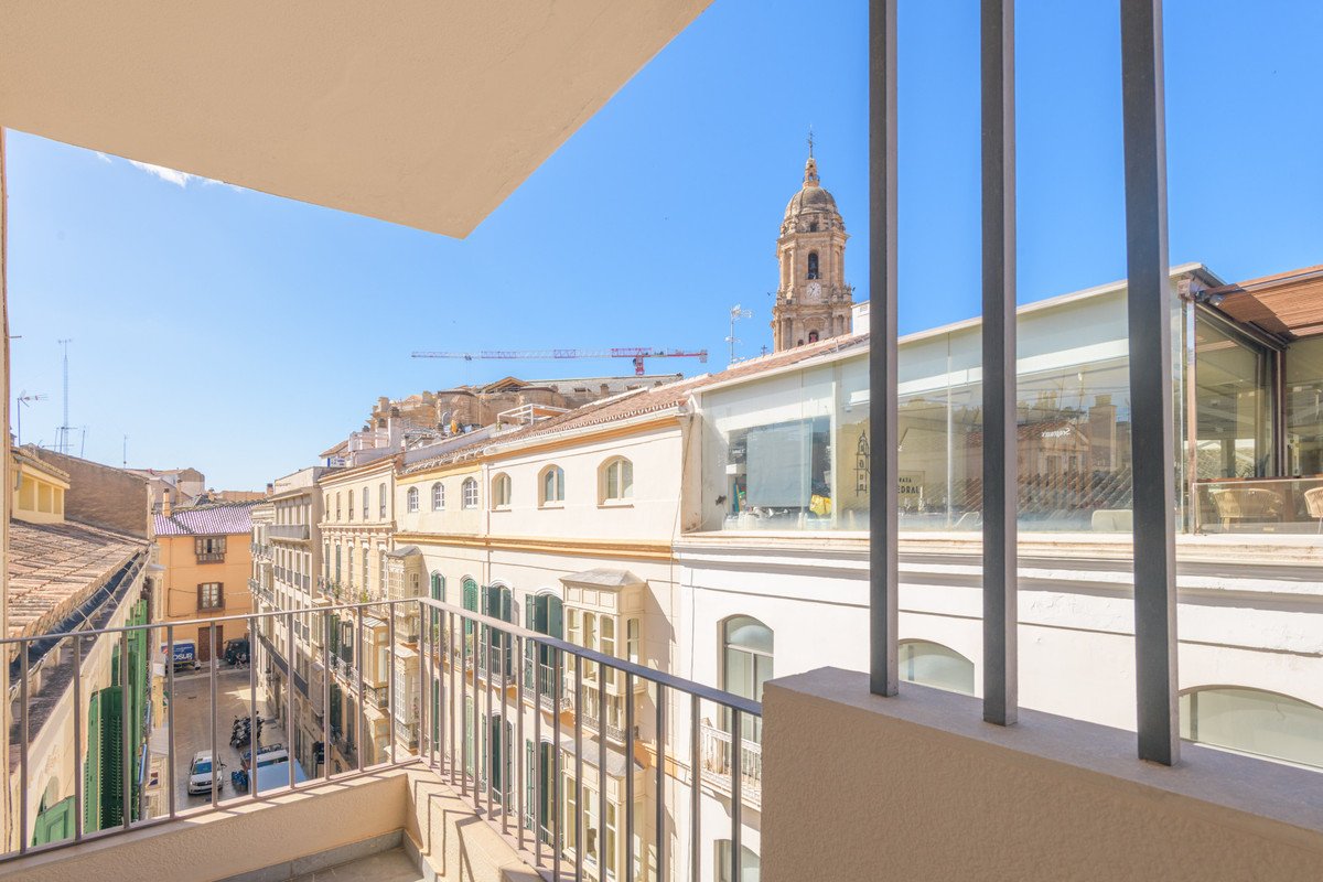 2 Bed Middle Floor Apartment in Centro Histórico