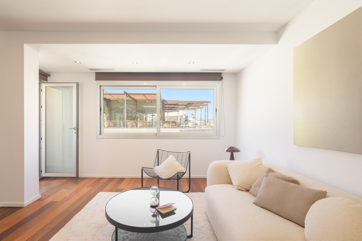 2 Bed Middle Floor Apartment in Centro Histórico