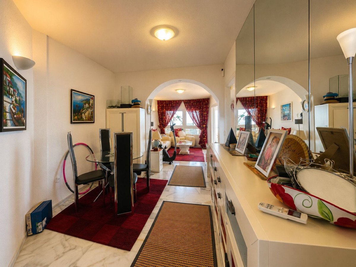 2 Bed Middle Floor Apartment in Calahonda