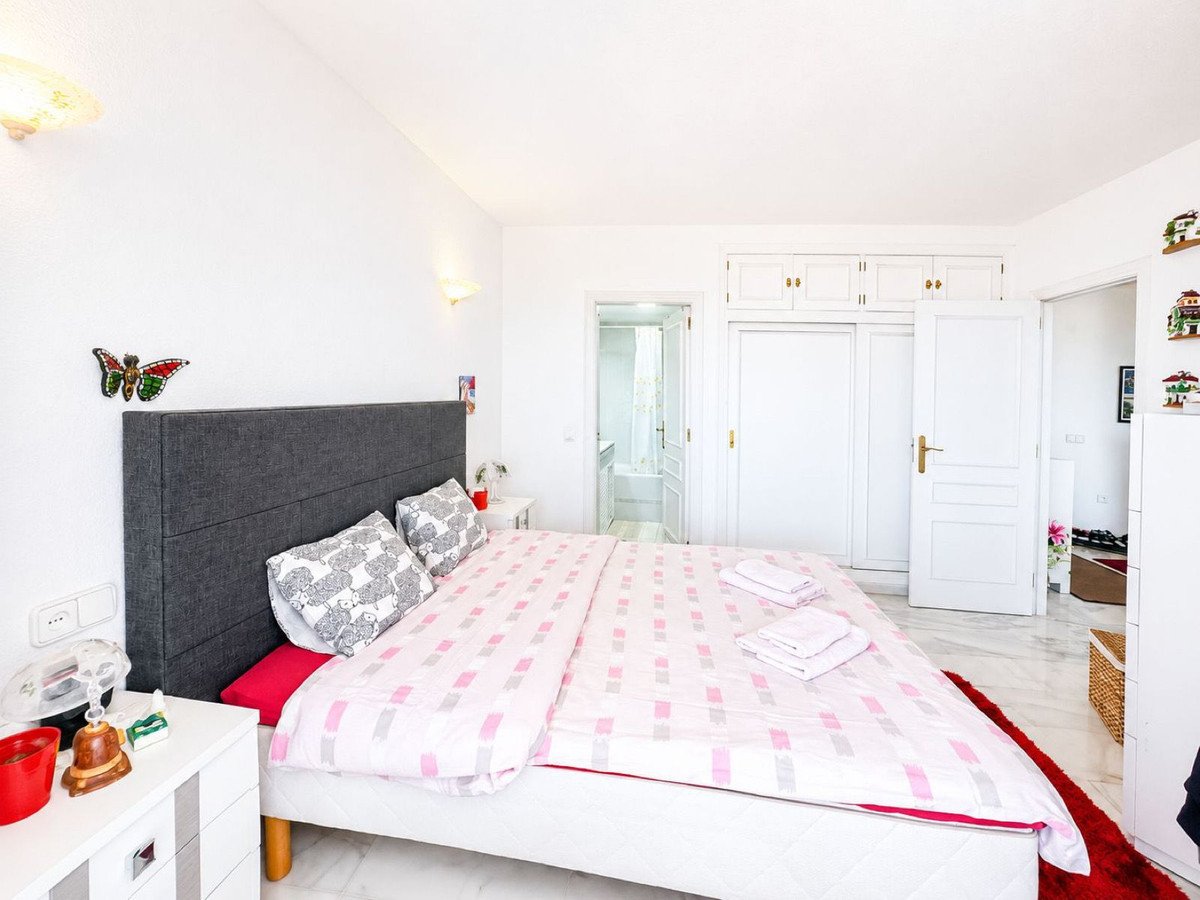 2 Bed Middle Floor Apartment in Calahonda