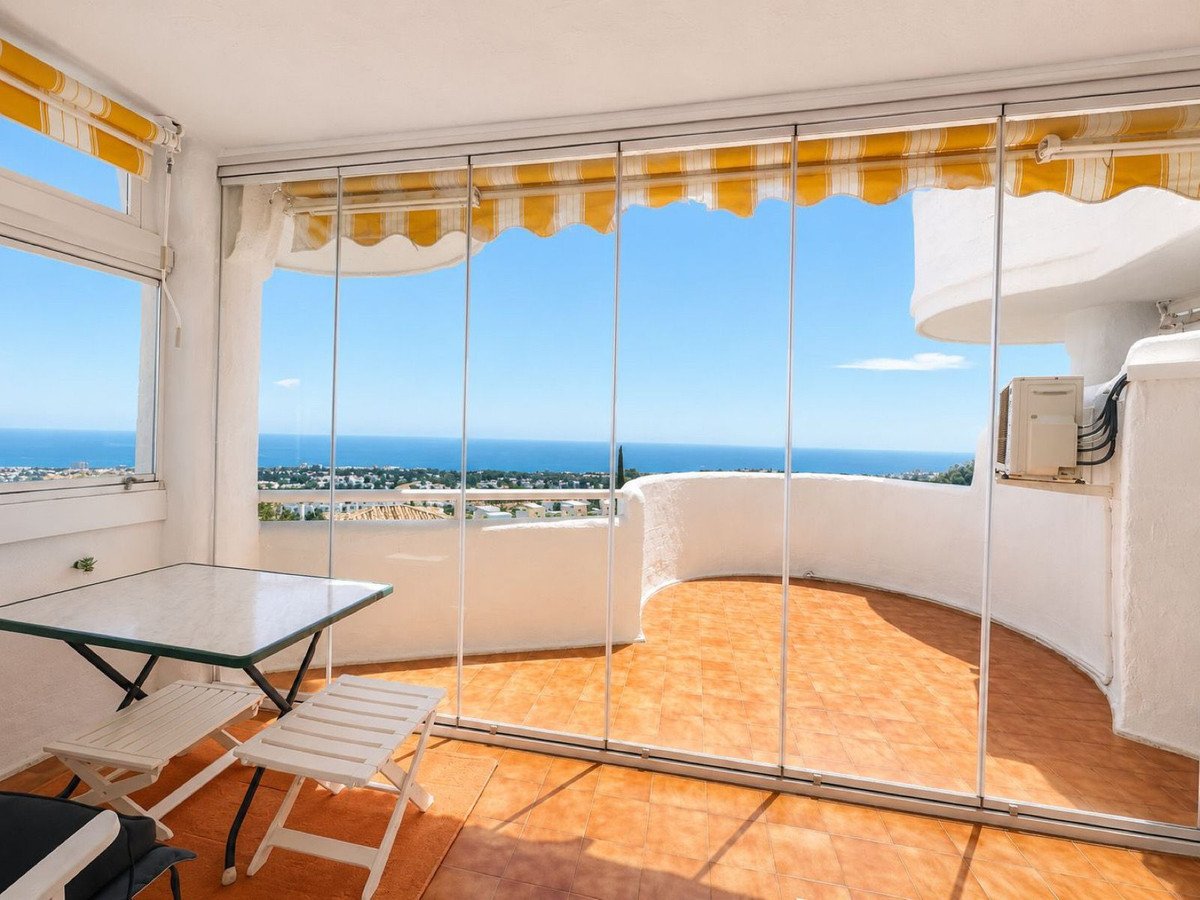 2 Bed Middle Floor Apartment in Calahonda
