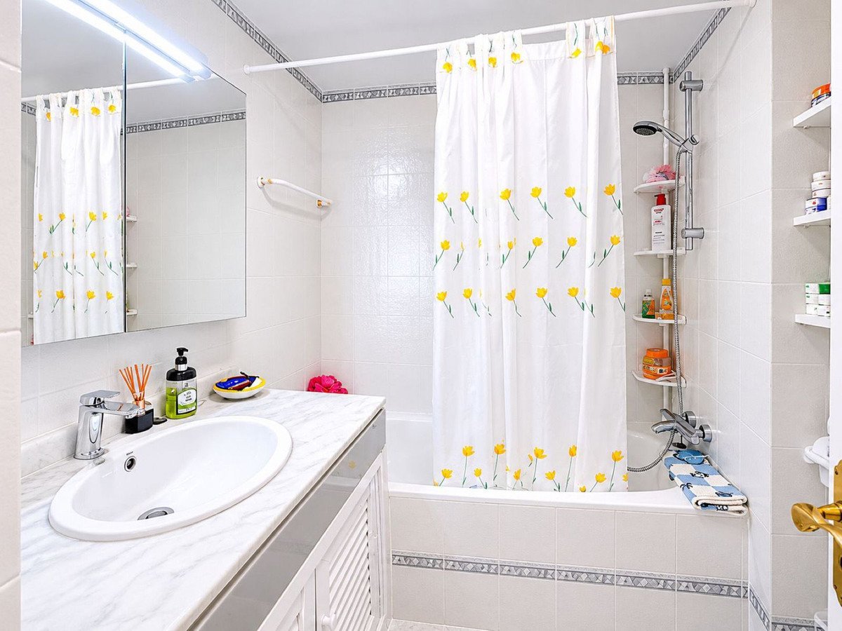 2 Bed Middle Floor Apartment in Calahonda