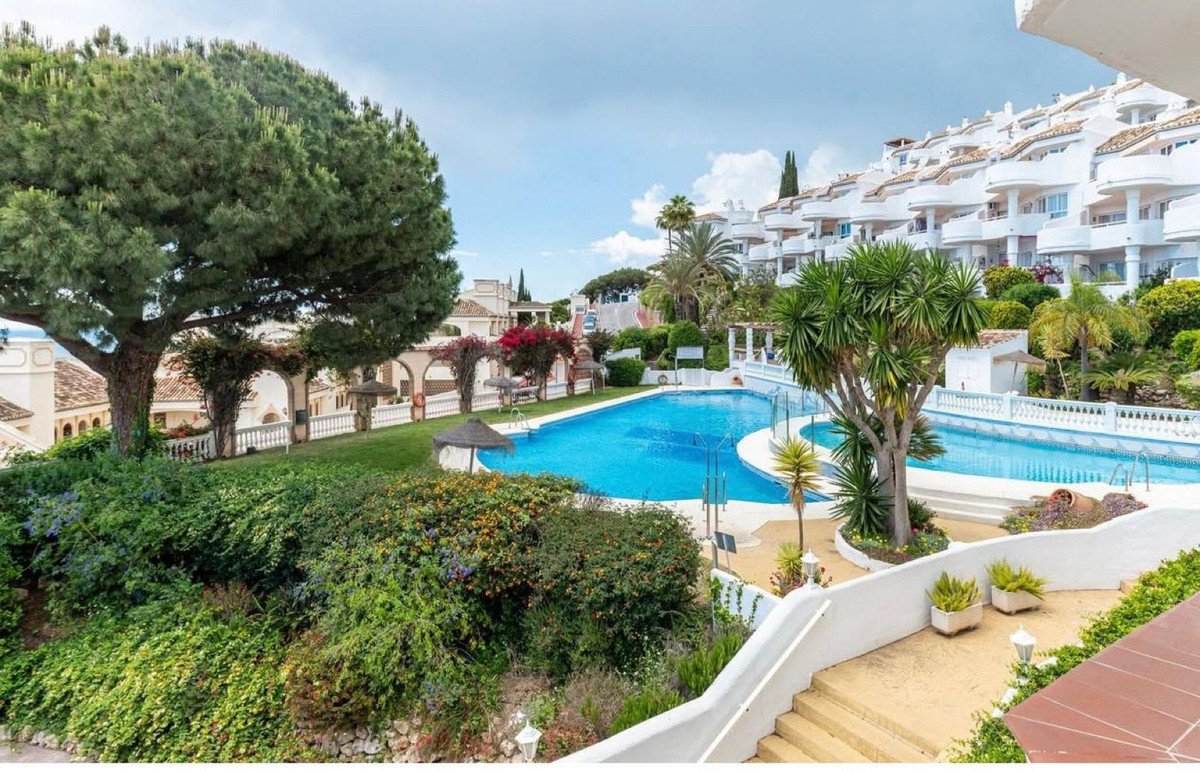 2 Bed Middle Floor Apartment in Calahonda