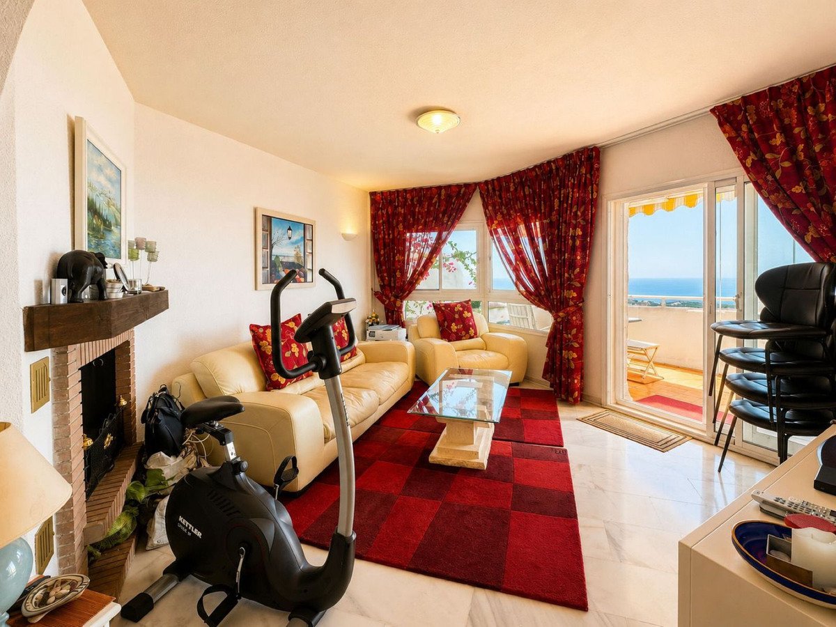 2 Bed Middle Floor Apartment in Calahonda