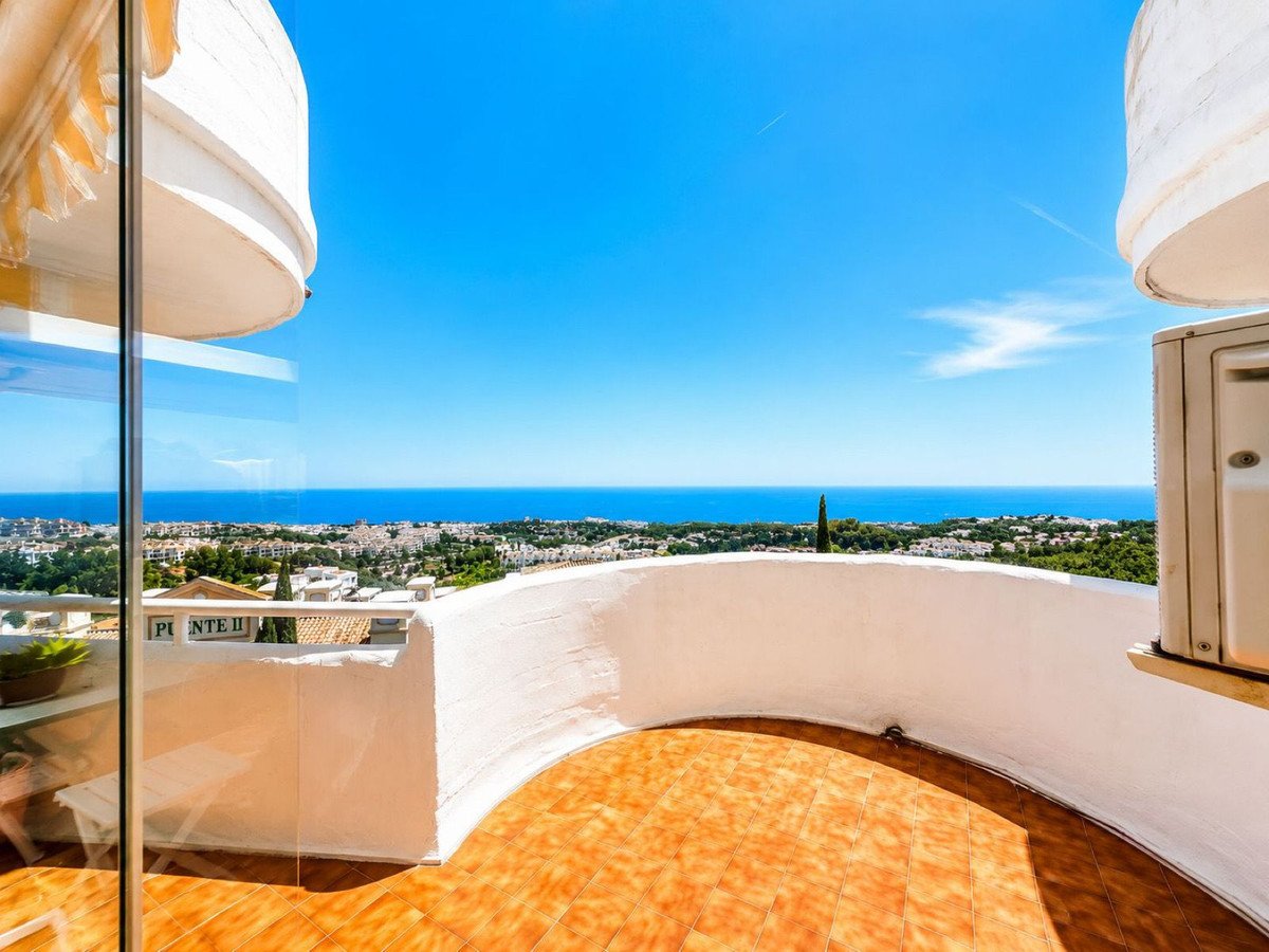 2 Bed Middle Floor Apartment in Calahonda