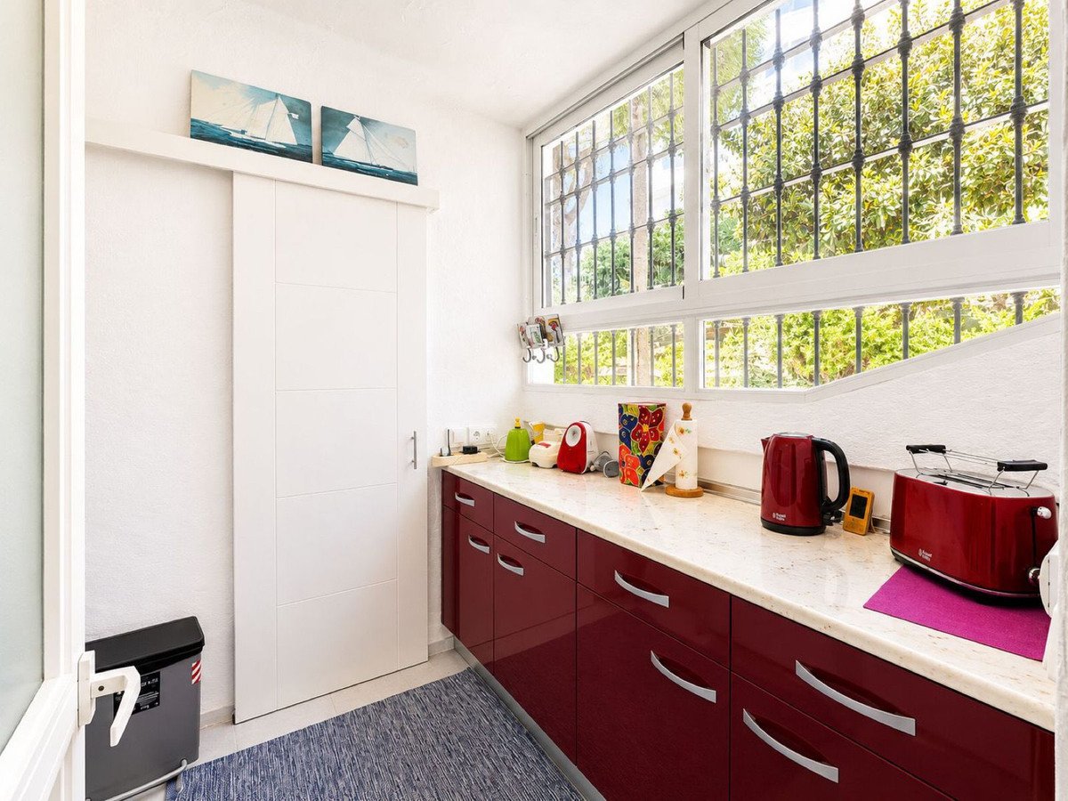 2 Bed Middle Floor Apartment in Calahonda