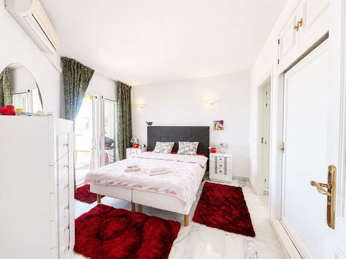 2 Bed Middle Floor Apartment in Calahonda