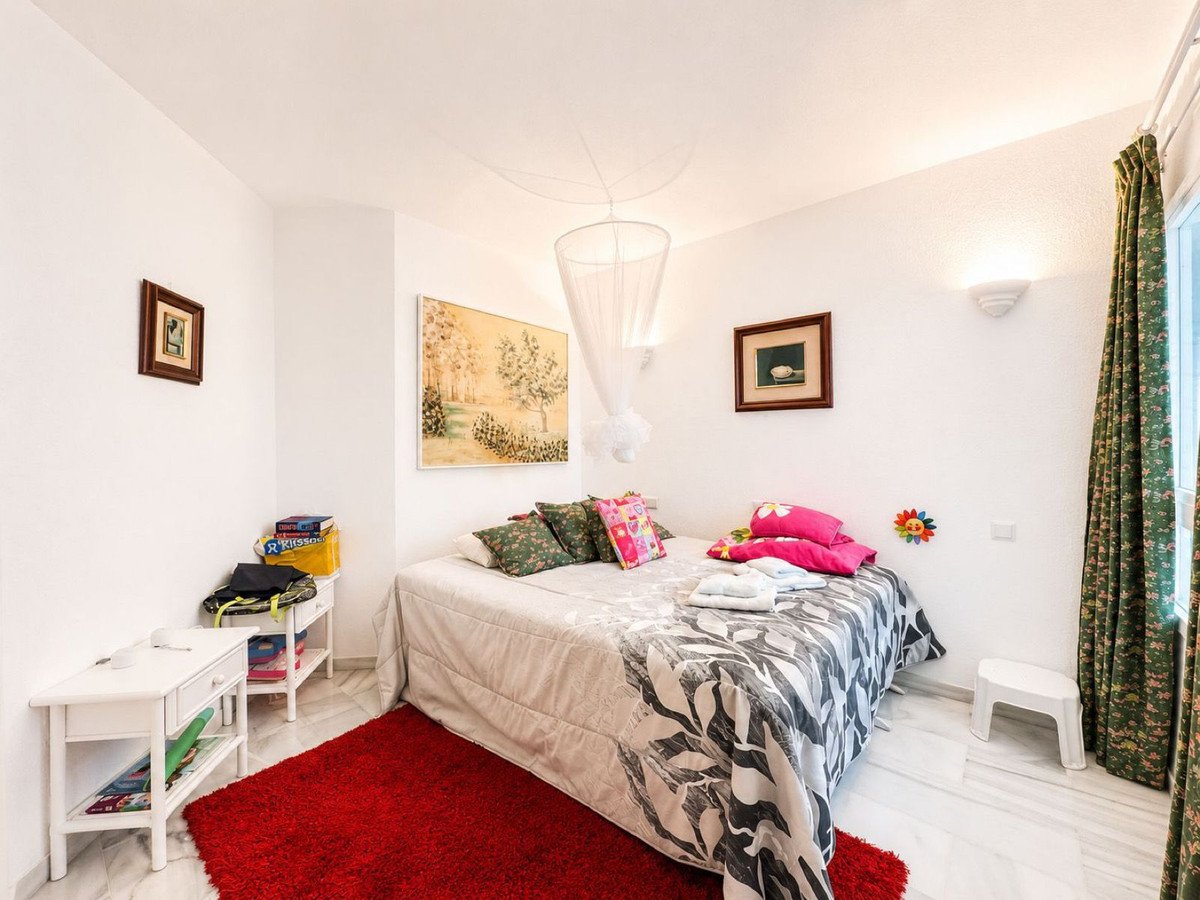 2 Bed Middle Floor Apartment in Calahonda