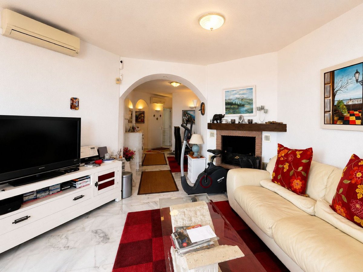 2 Bed Middle Floor Apartment in Calahonda
