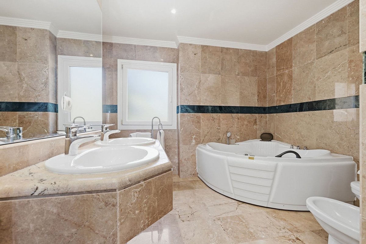 2 Bed Penthouse Duplex in Nueva Andalucía