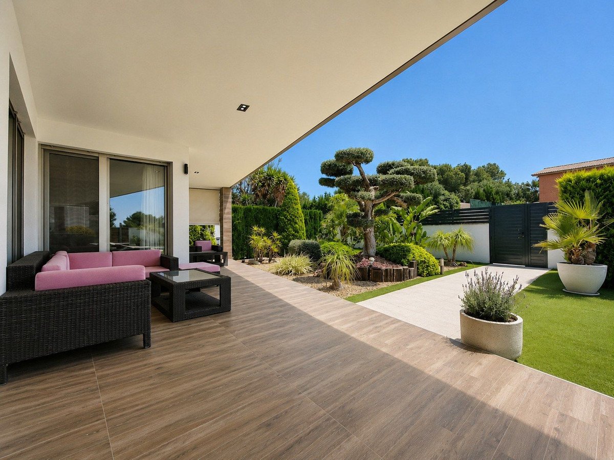 5 Bed Detached Villa in Santa Pola
