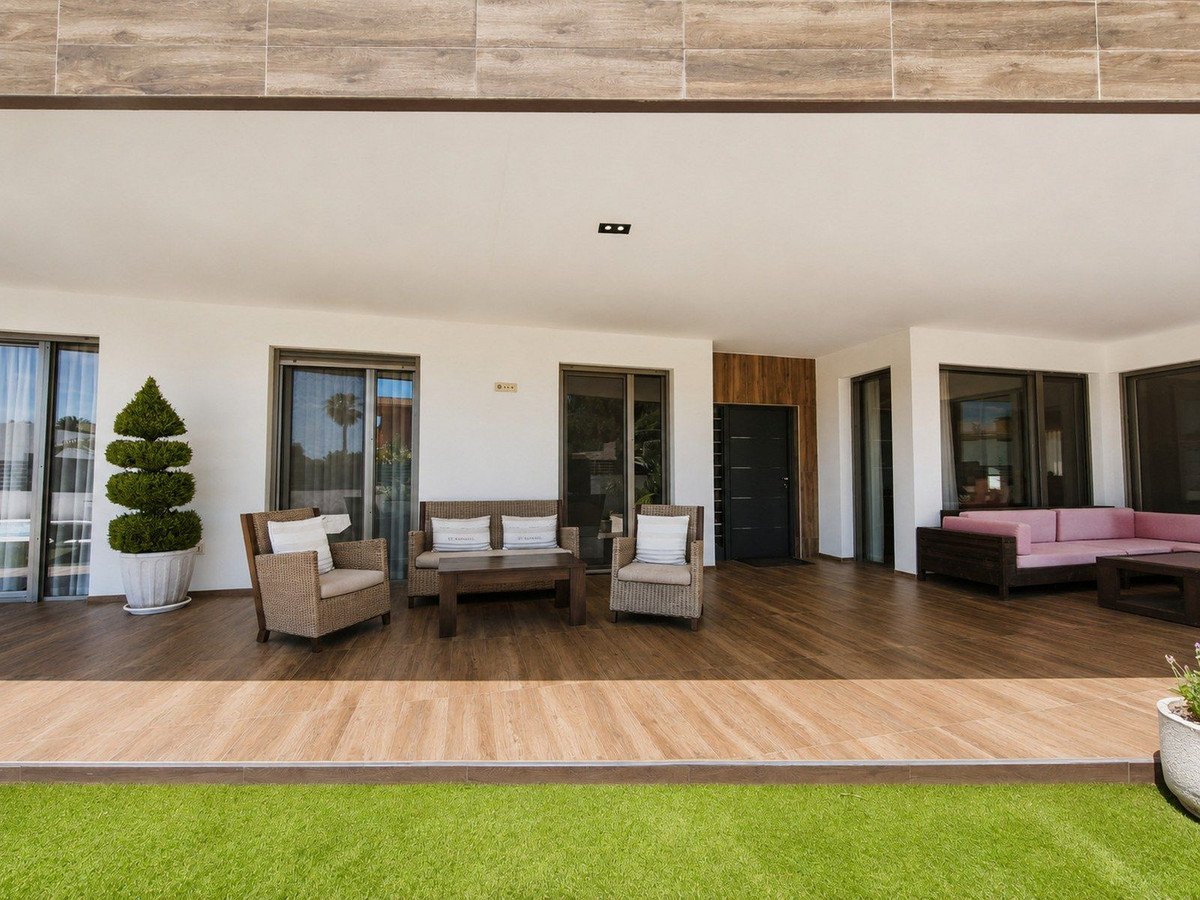 5 Bed Detached Villa in Santa Pola