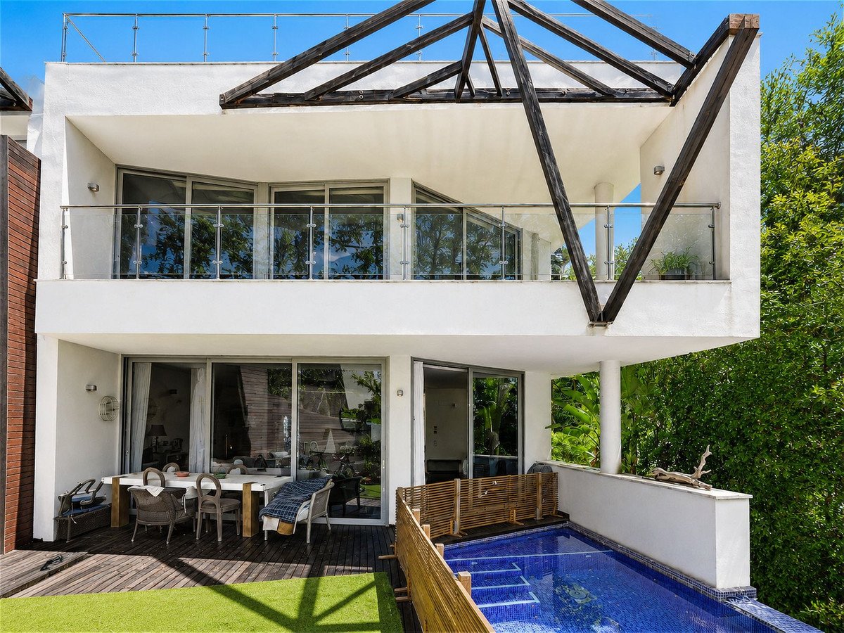 4 Bed Semi-Detached House in Sierra Blanca