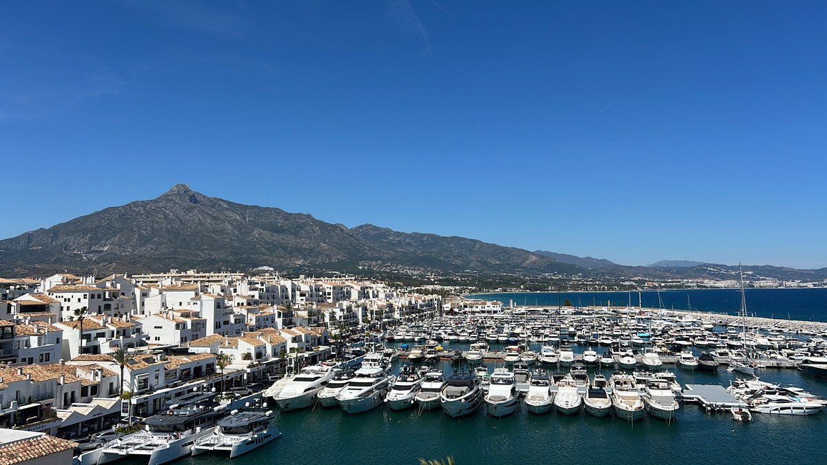 3 Bed Middle Floor Apartment in Puerto Banús