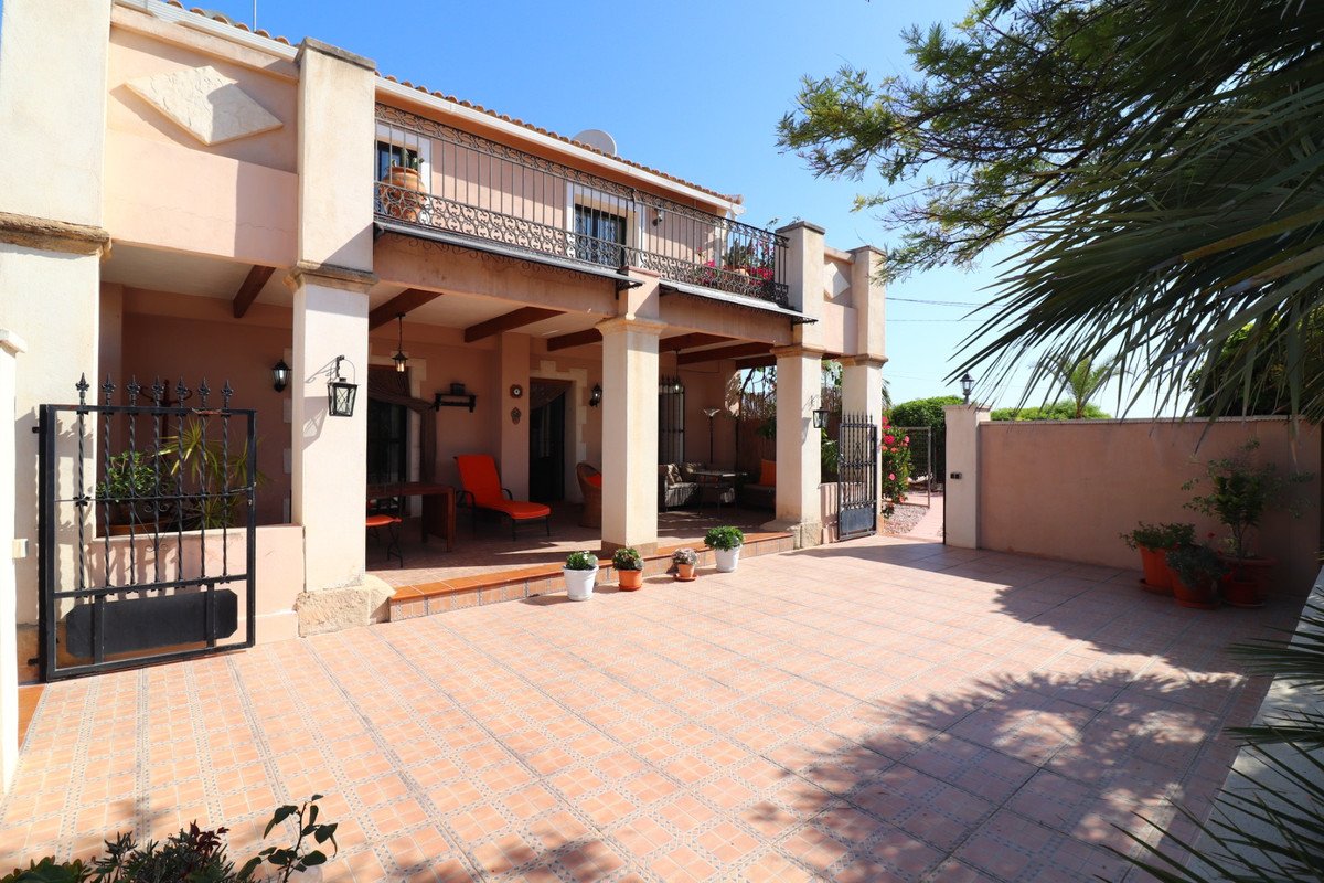 4 Bed Detached Villa in Albatera