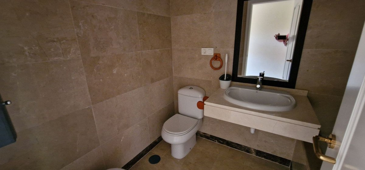 2 Bed Ground Floor Apartment in La Duquesa