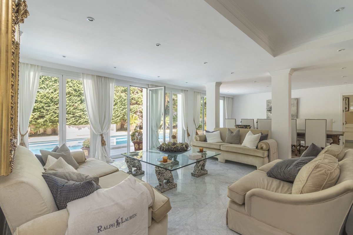 5 Bed Detached Villa in Los Monteros