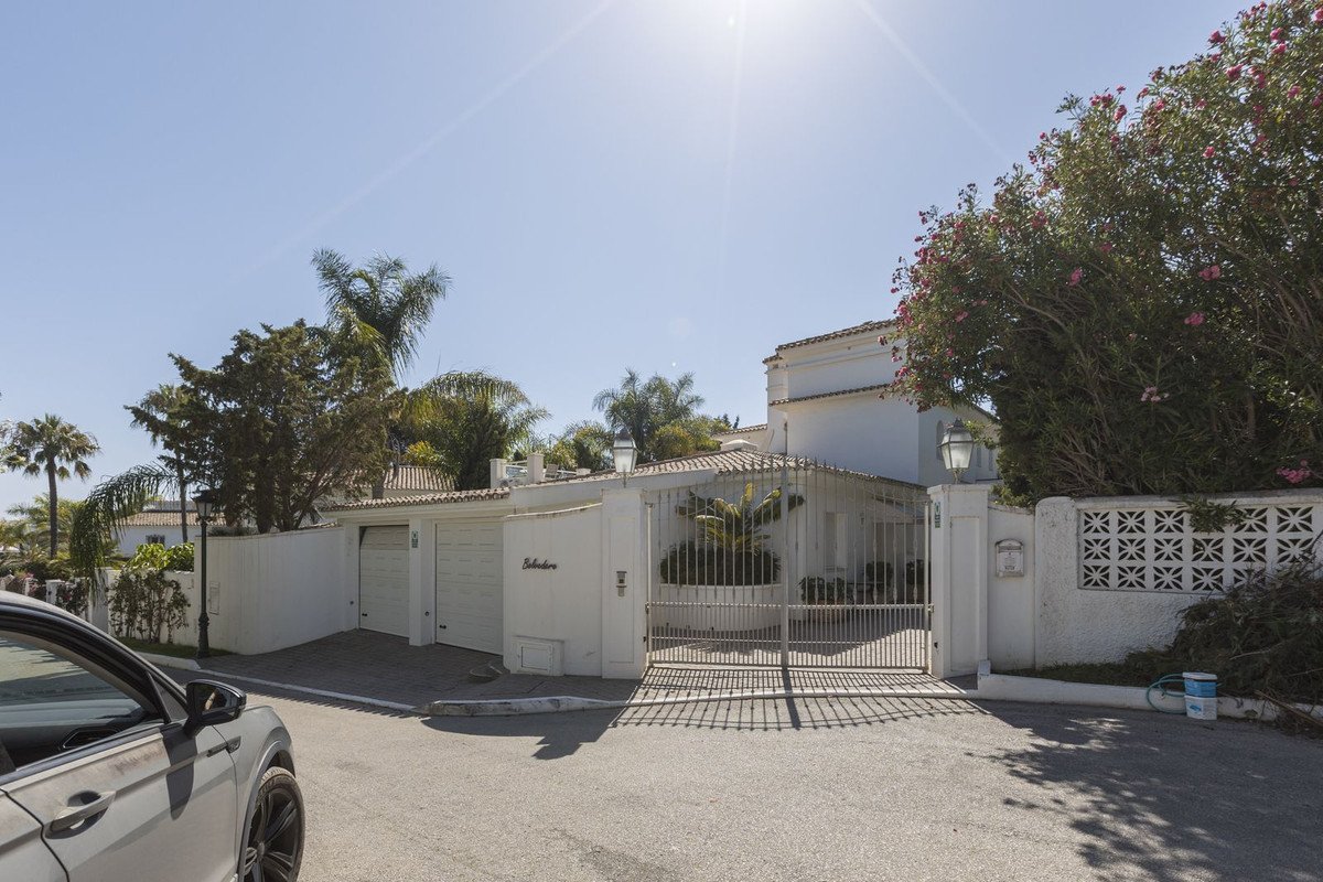 5 Bed Detached Villa in Los Monteros