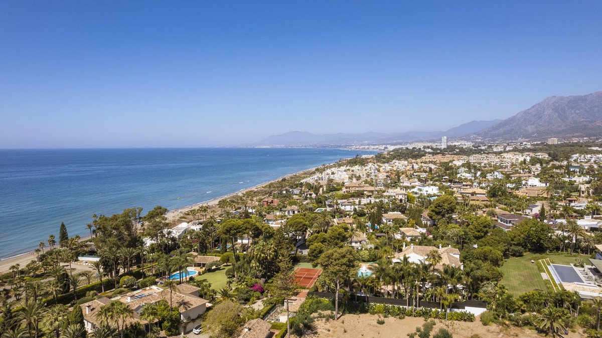 5 Bed Detached Villa in Los Monteros