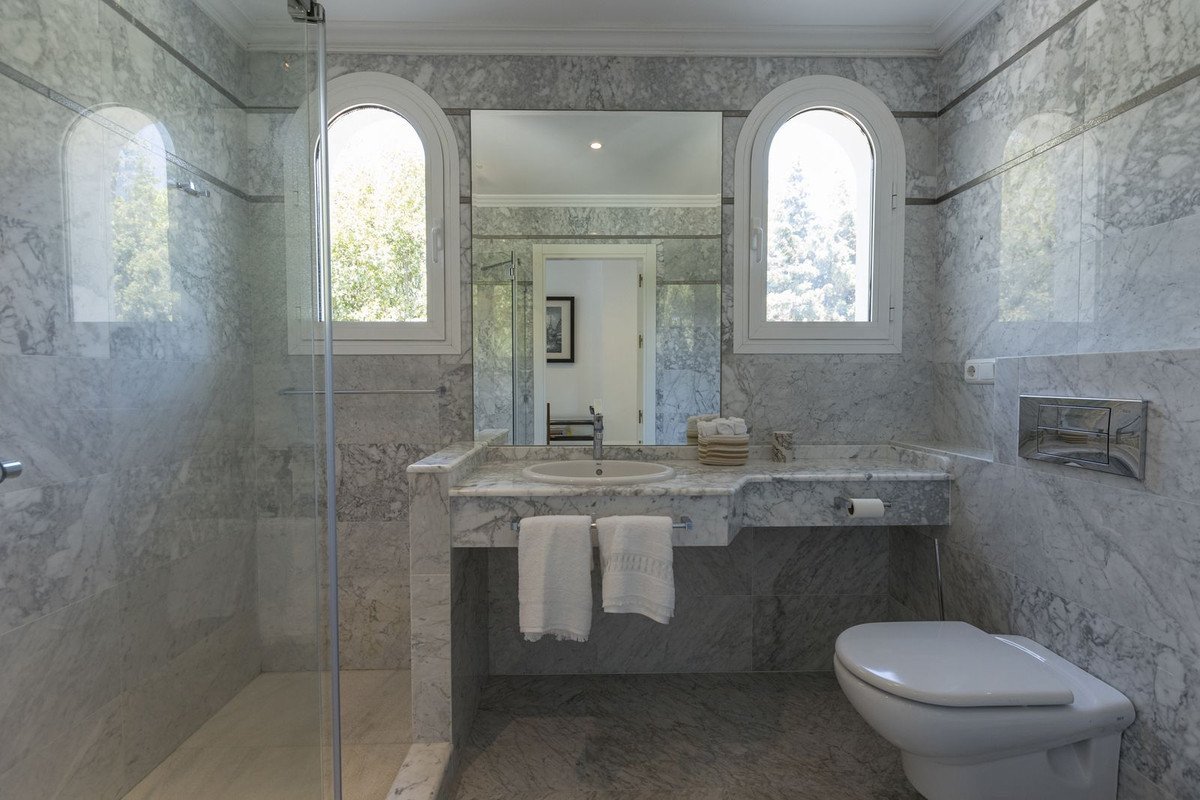 5 Bed Detached Villa in Los Monteros