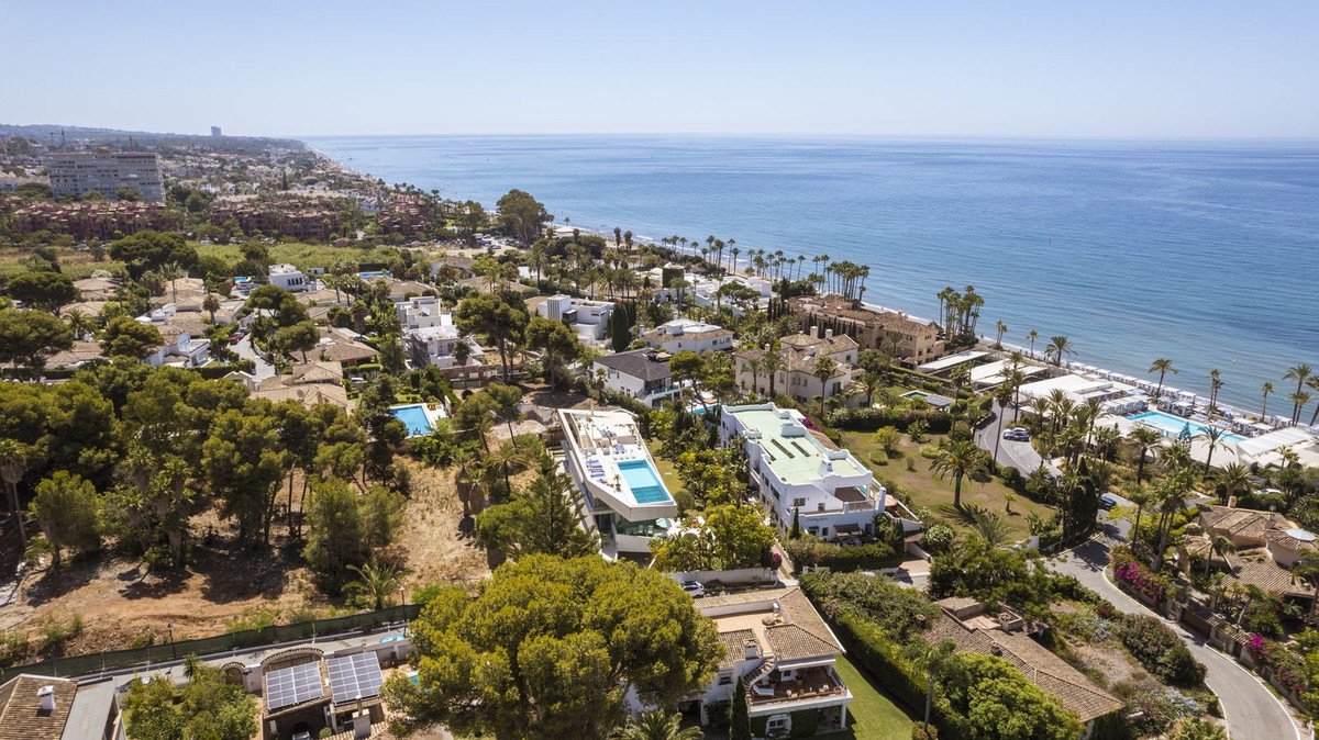 5 Bed Detached Villa in Los Monteros