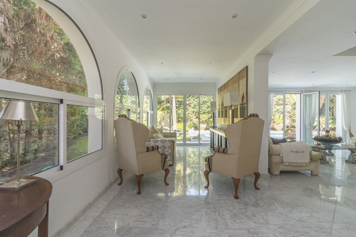 5 Bed Detached Villa in Los Monteros