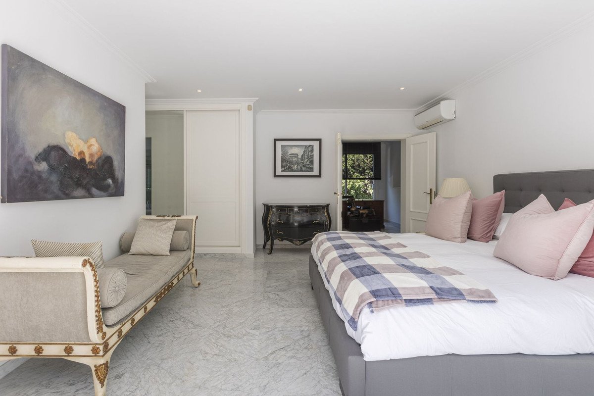 5 Bed Detached Villa in Los Monteros