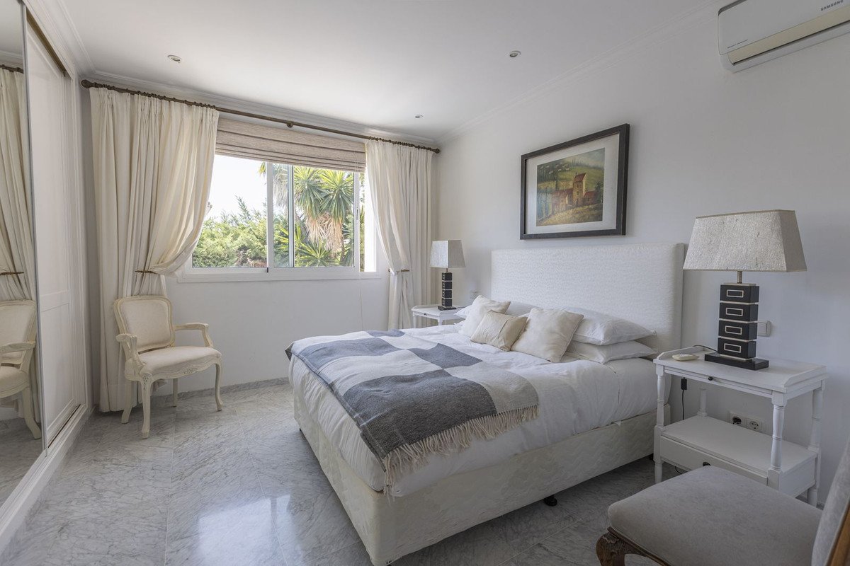 5 Bed Detached Villa in Los Monteros