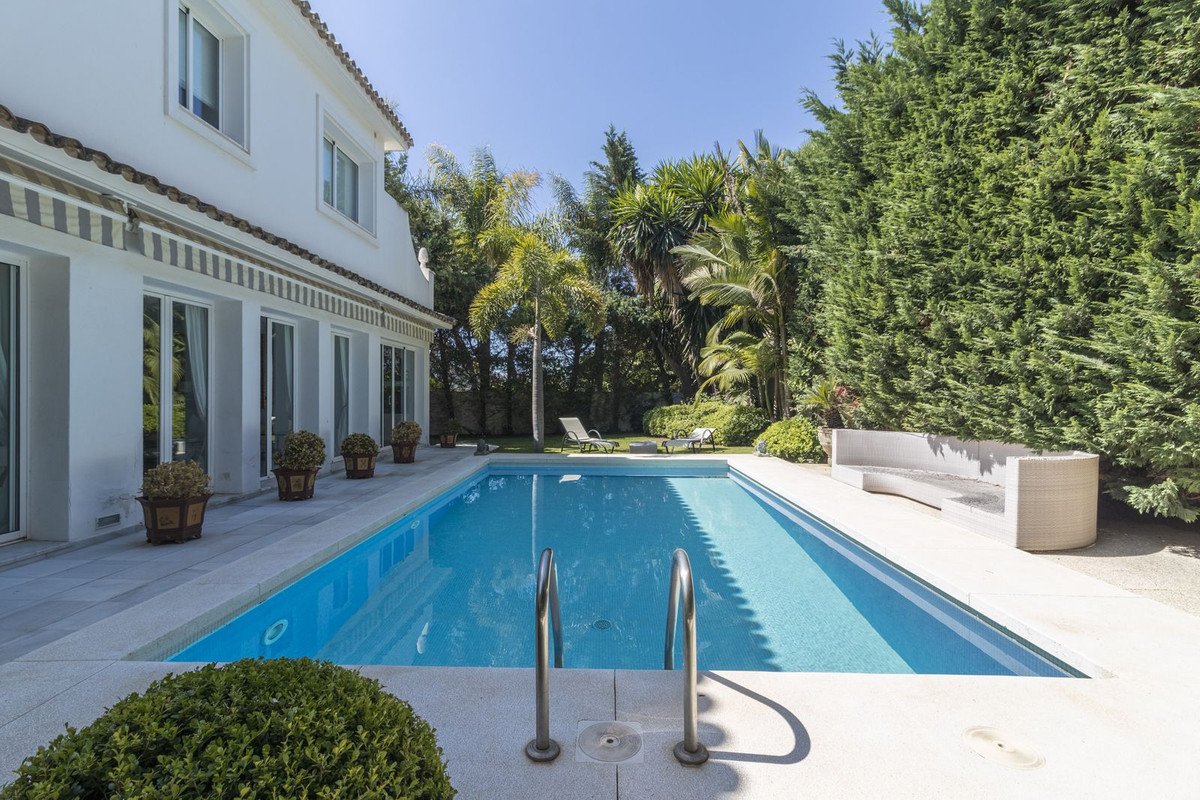 5 Bed Detached Villa in Los Monteros