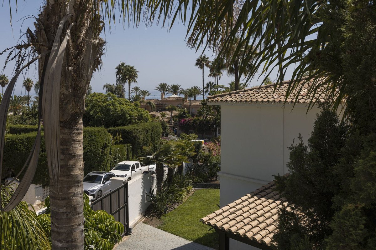 5 Bed Detached Villa in Los Monteros