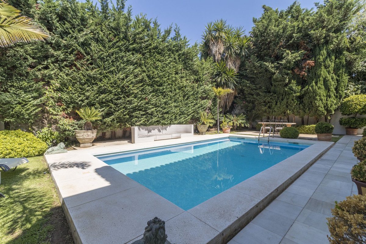 5 Bed Detached Villa in Los Monteros
