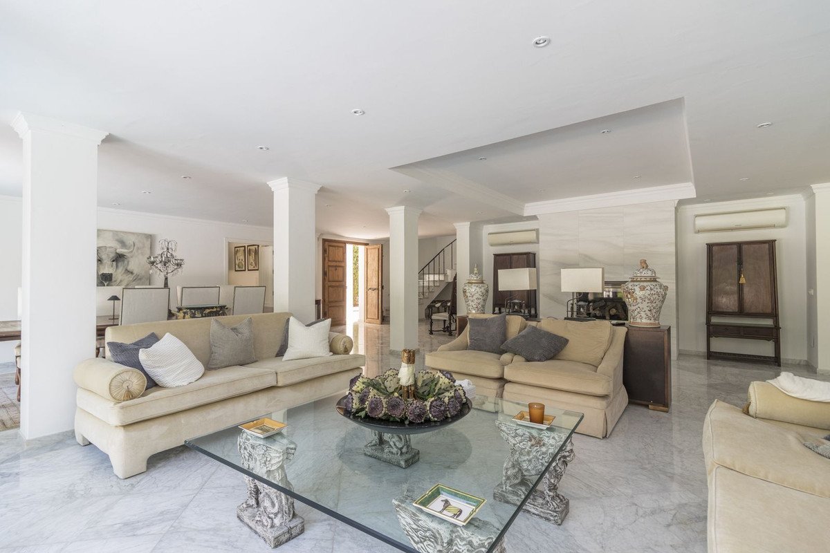 5 Bed Detached Villa in Los Monteros