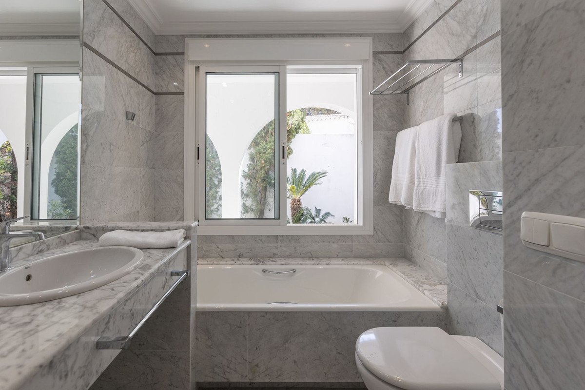 5 Bed Detached Villa in Los Monteros