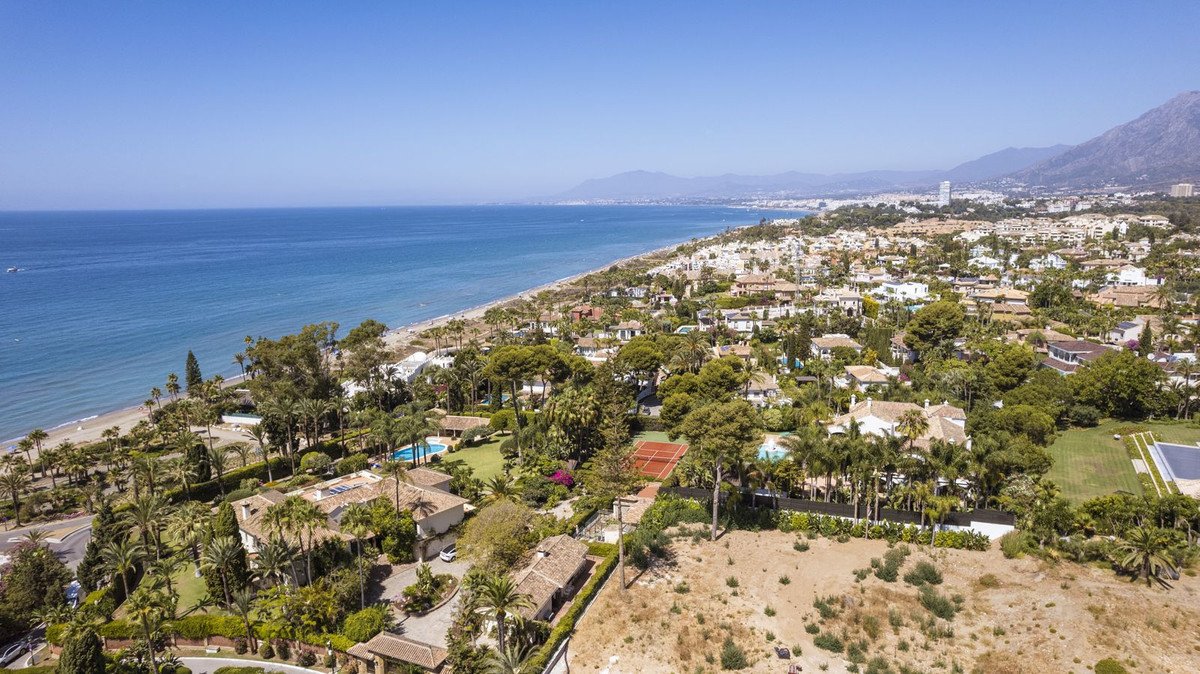 5 Bed Detached Villa in Los Monteros
