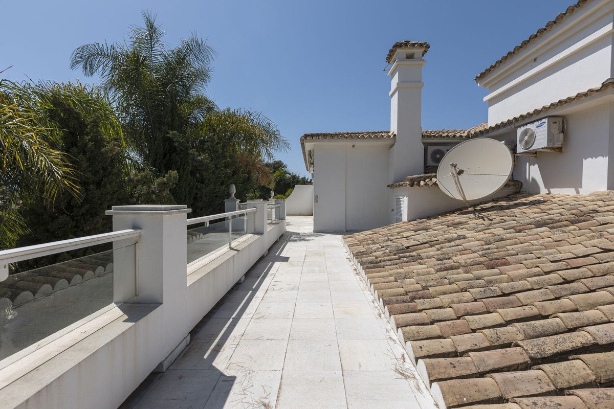 5 Bed Detached Villa in Los Monteros