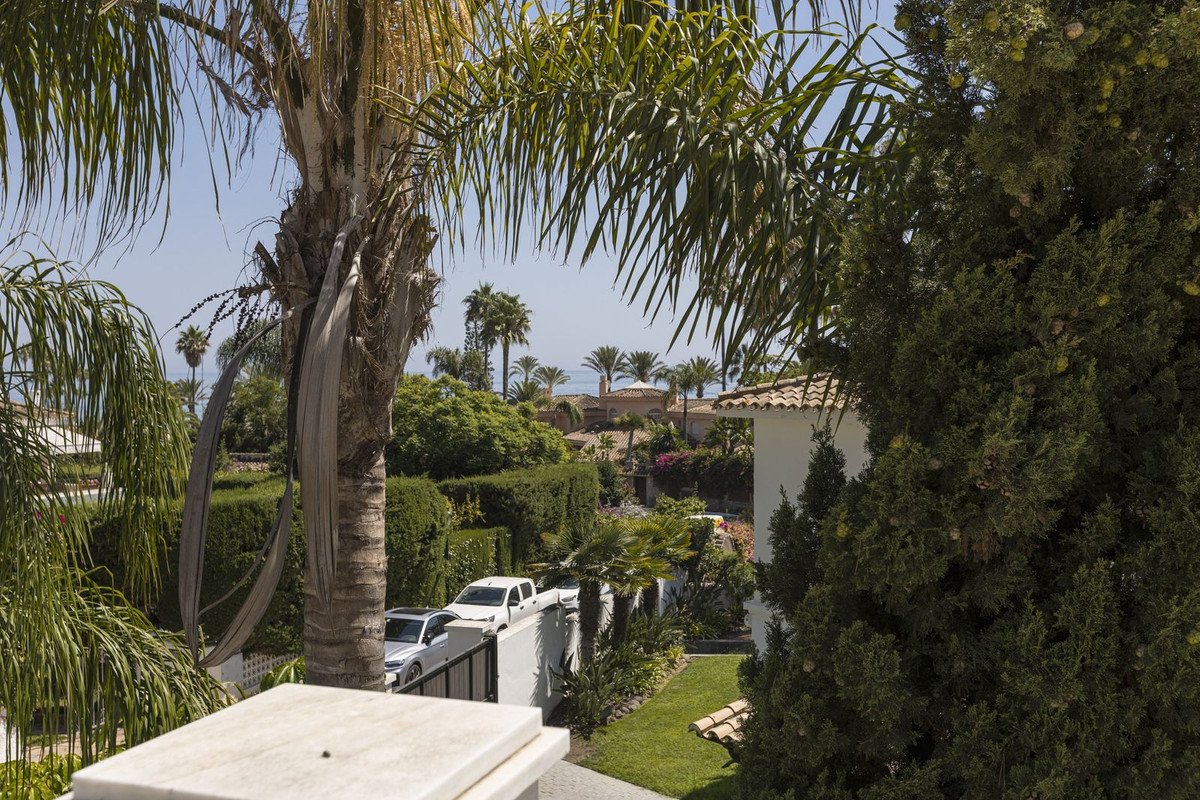 5 Bed Detached Villa in Los Monteros