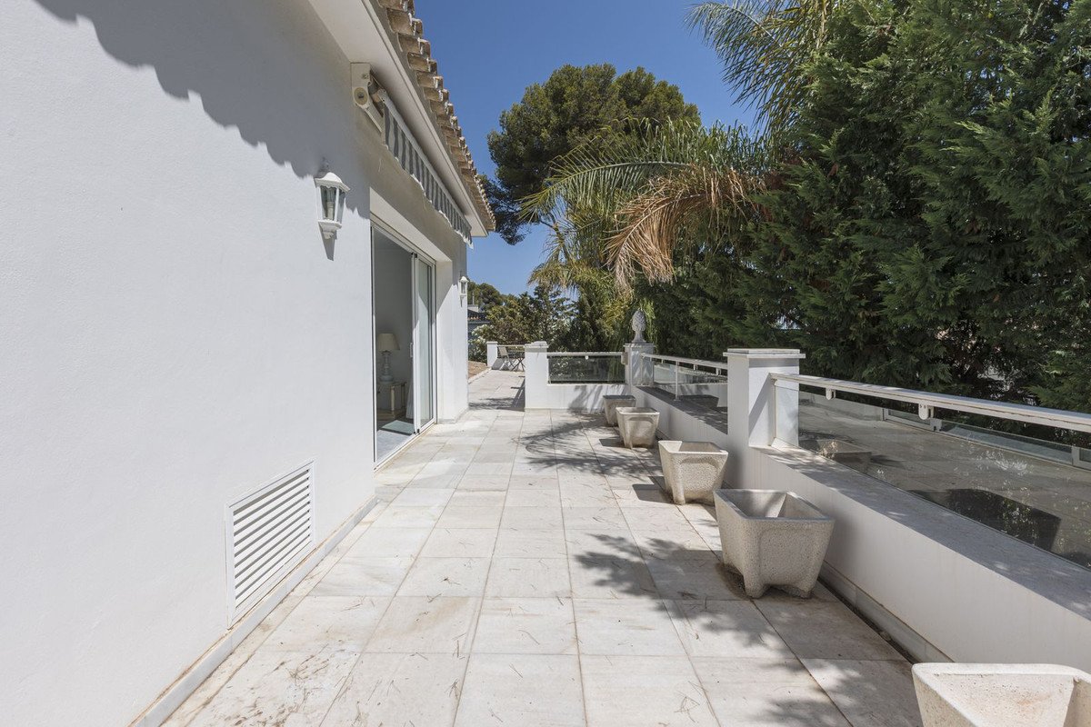 5 Bed Detached Villa in Los Monteros