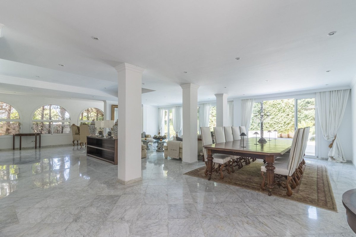 5 Bed Detached Villa in Los Monteros