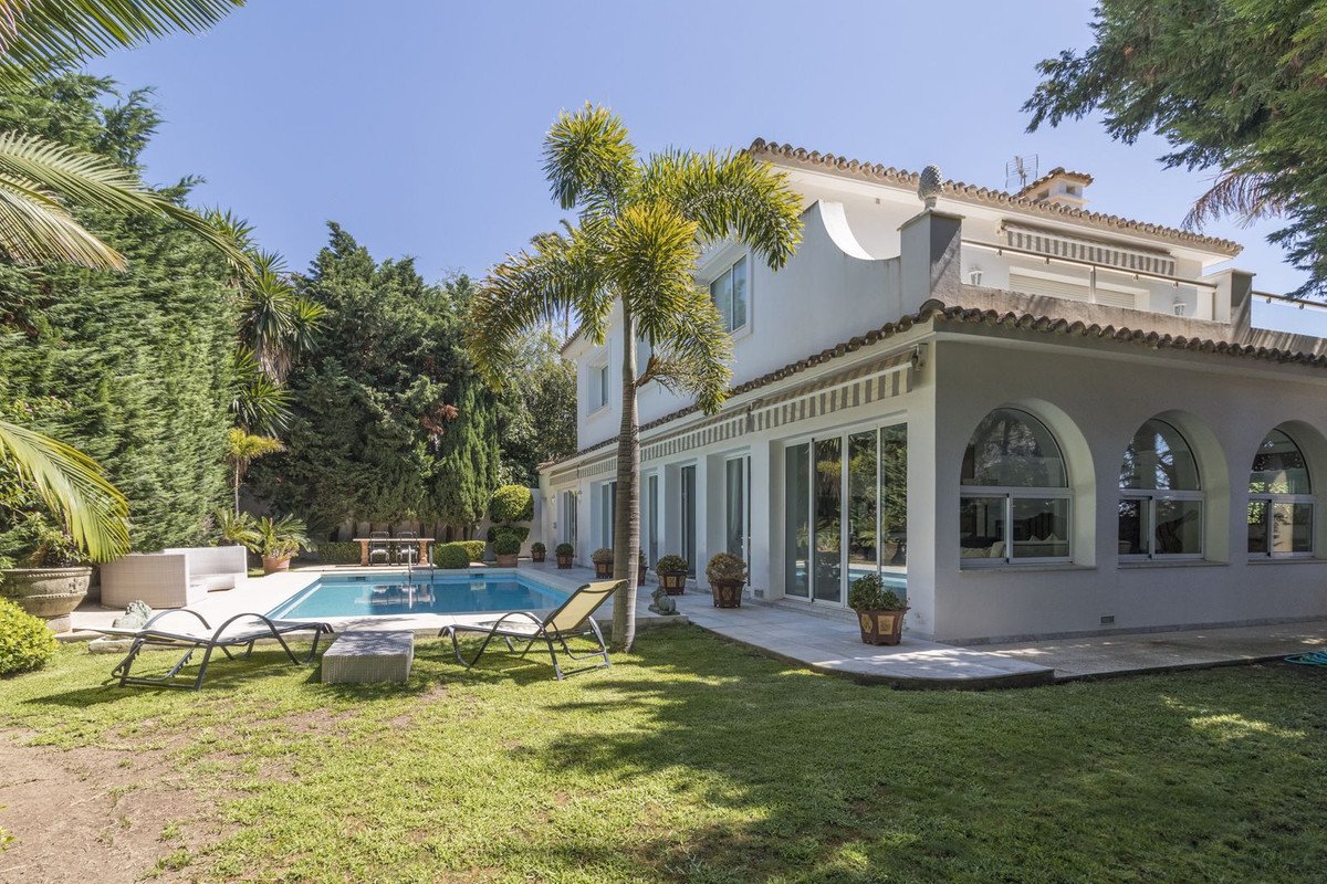 5 Bed Detached Villa in Los Monteros