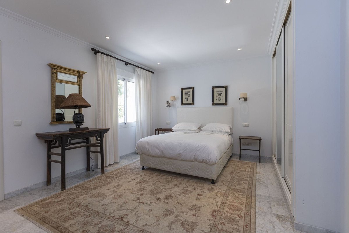 5 Bed Detached Villa in Los Monteros