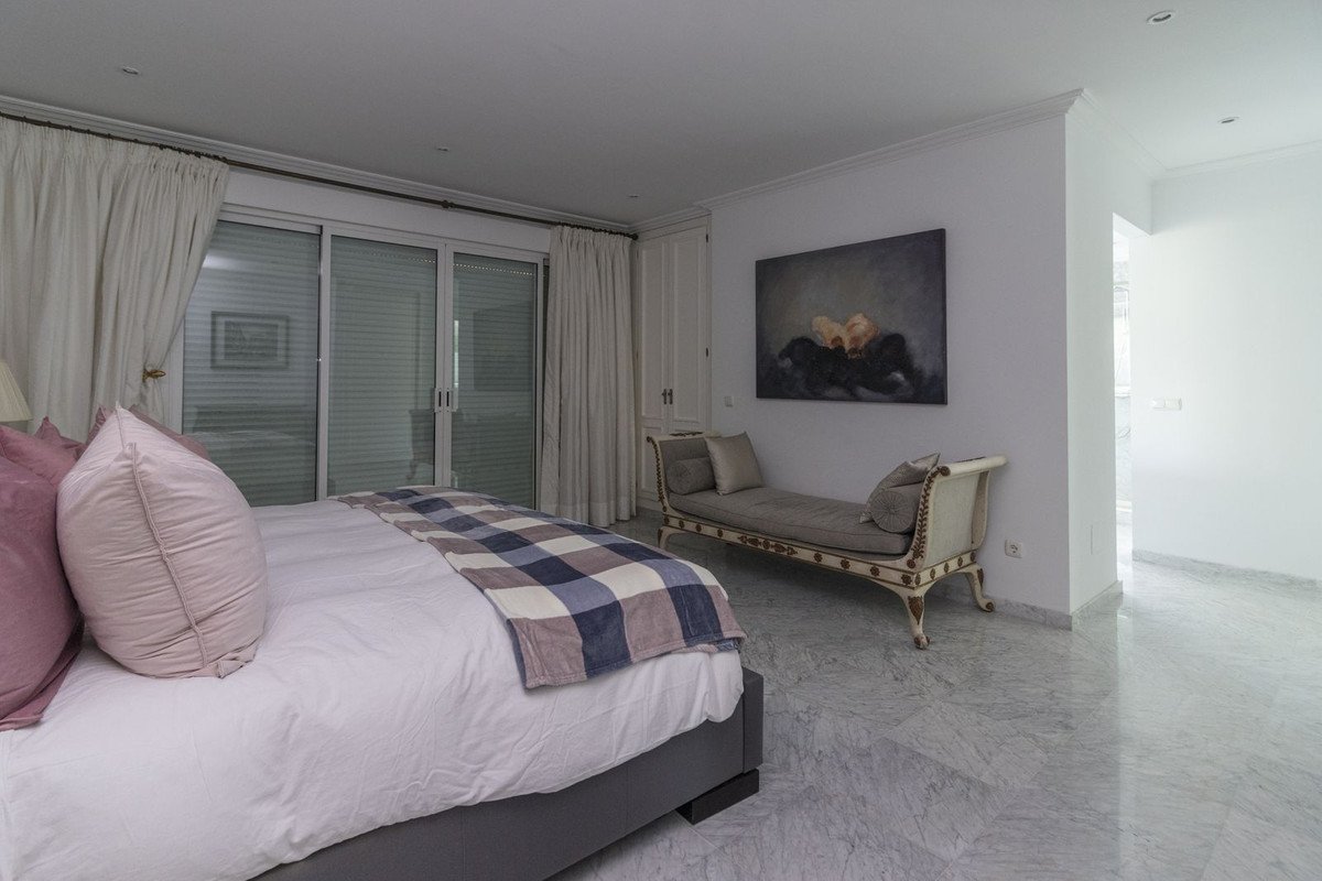 5 Bed Detached Villa in Los Monteros