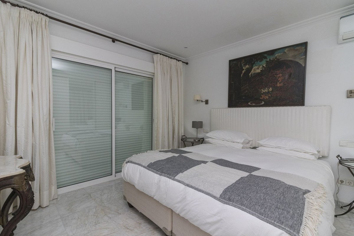 5 Bed Detached Villa in Los Monteros