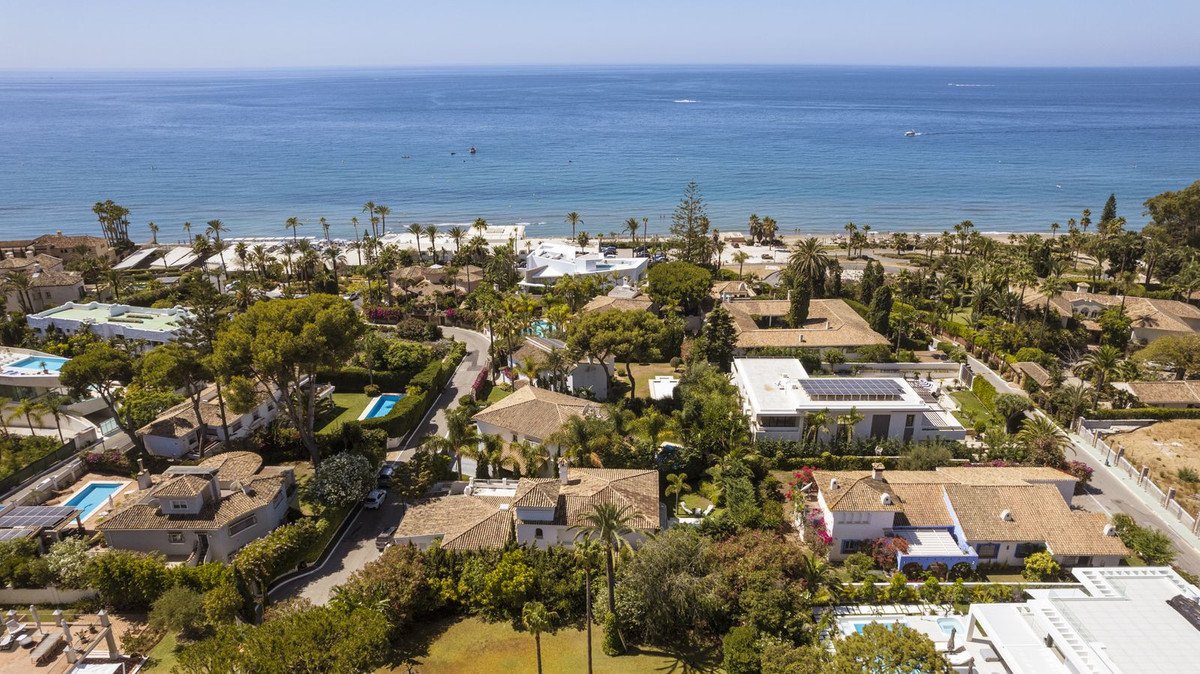 5 Bed Detached Villa in Los Monteros