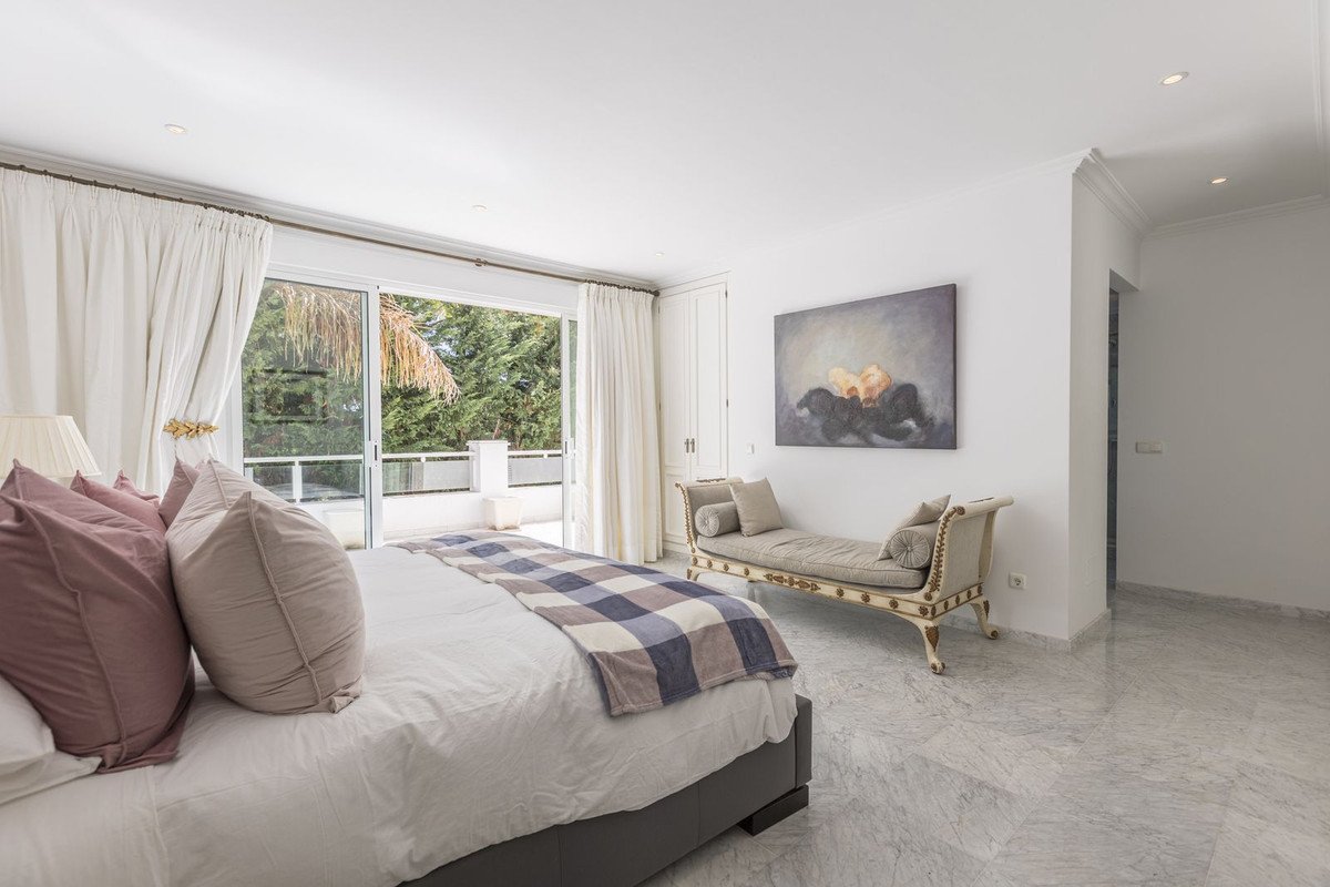 5 Bed Detached Villa in Los Monteros