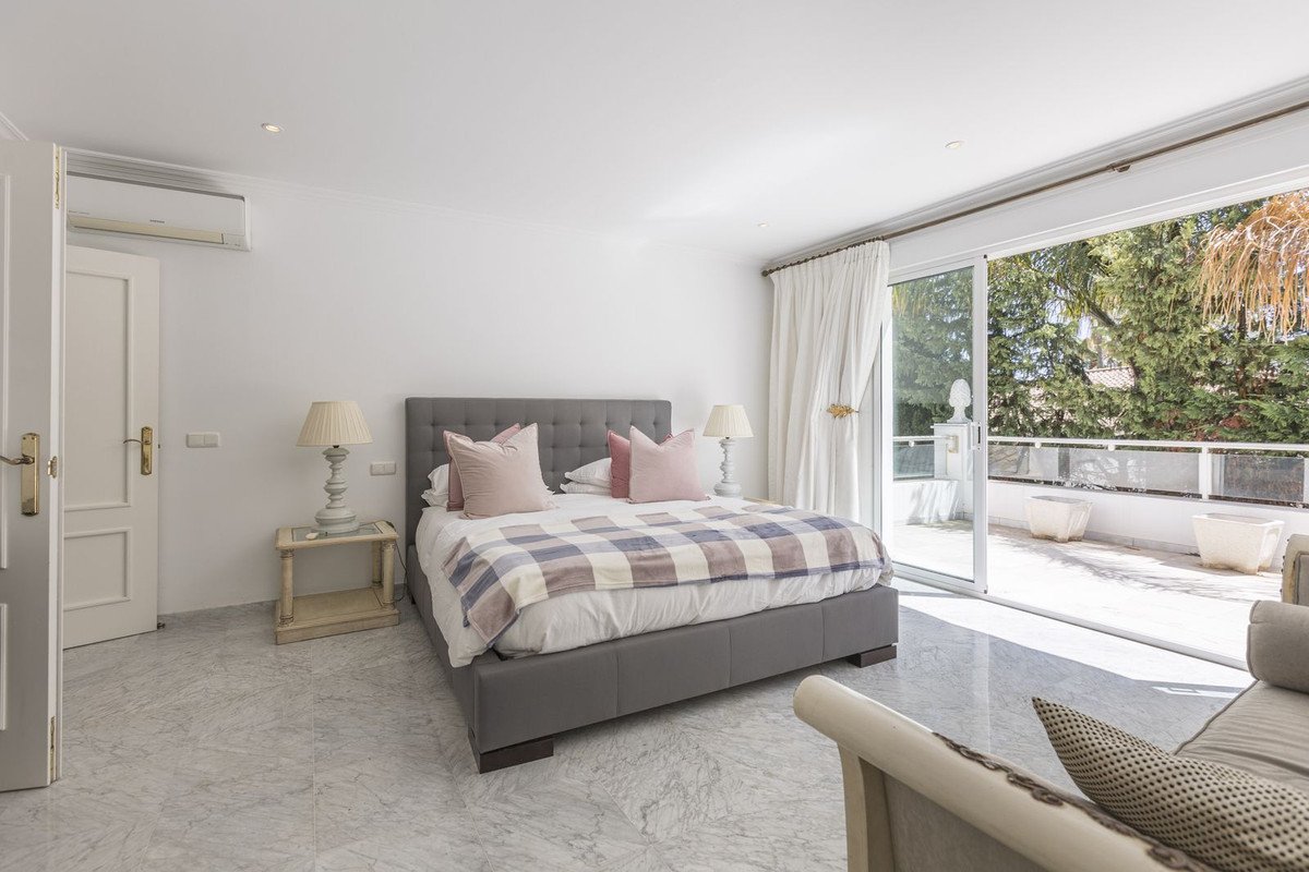 5 Bed Detached Villa in Los Monteros