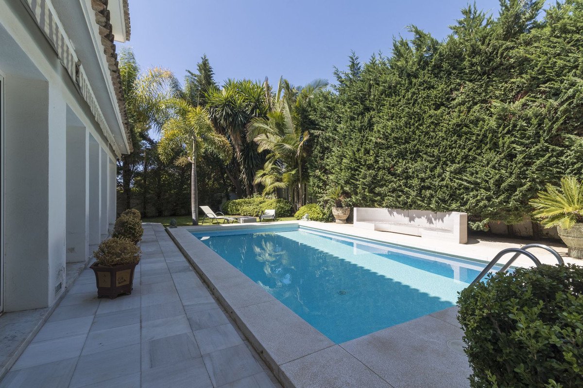 5 Bed Detached Villa in Los Monteros