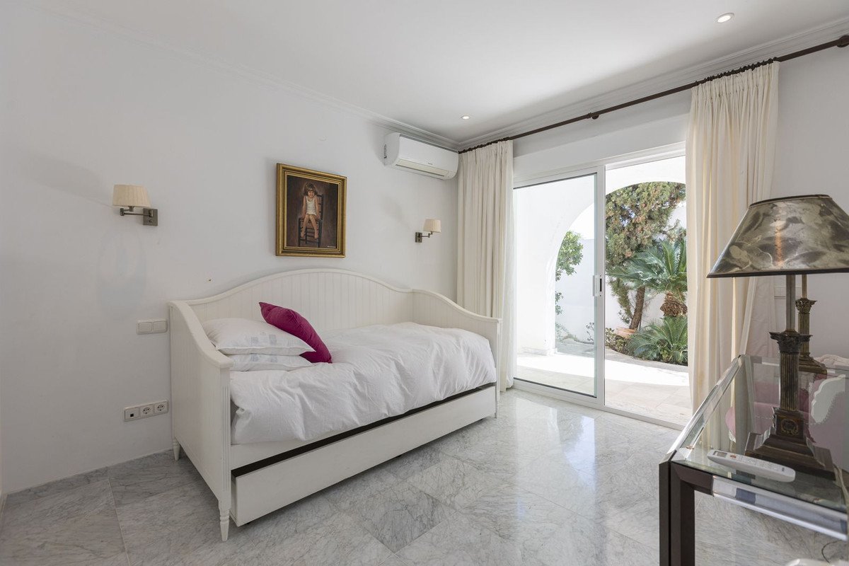 5 Bed Detached Villa in Los Monteros