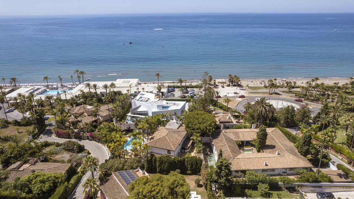 5 Bed Detached Villa in Los Monteros