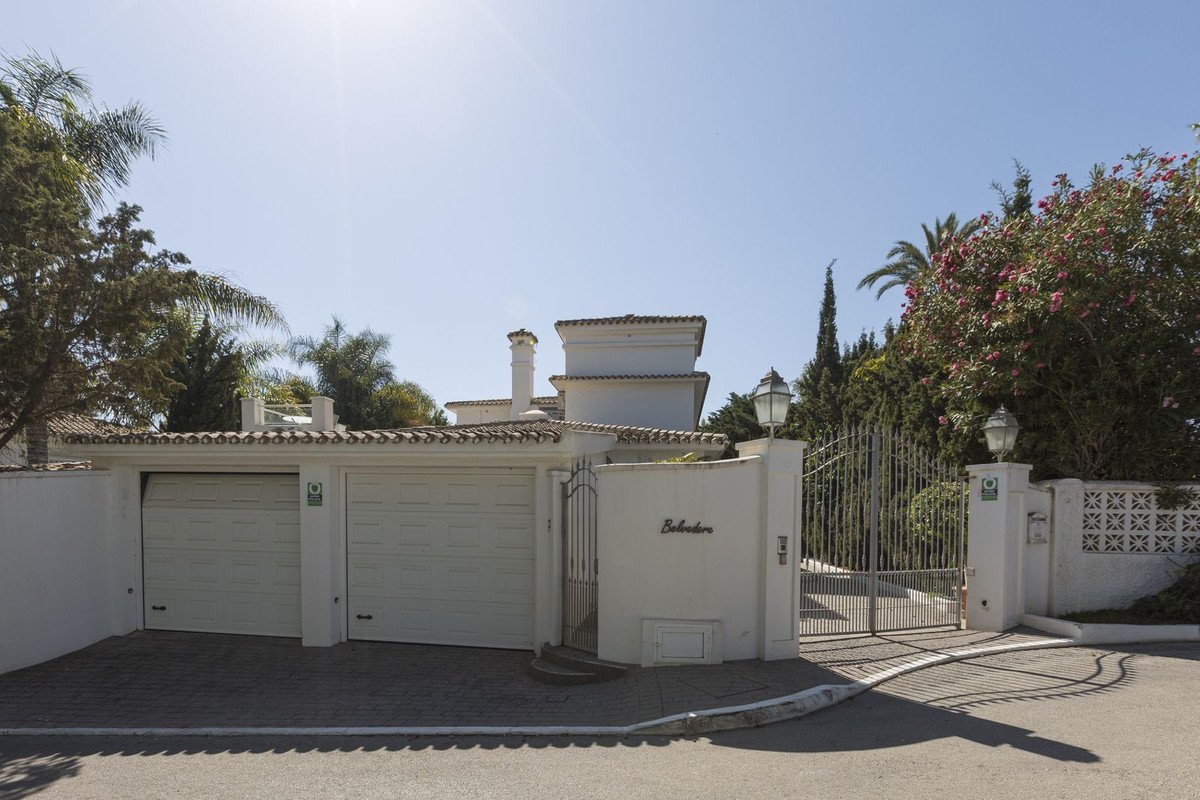 5 Bed Detached Villa in Los Monteros